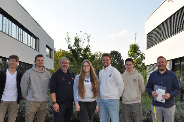 Mike Frik und Bernd Pildner begrüßen die neuen Azubis Mike Frik und Bernd Pildner begrüßen die neuen Azubis