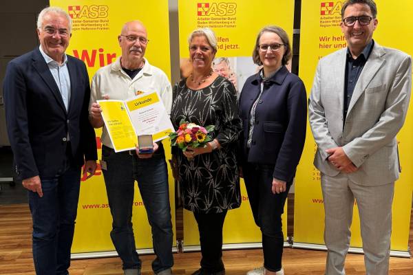 Roland Schmitt (2.v.l.) erhält das bronzene Samariter-Ehrenkreuz für 50 Jahre Mitgliedschaft Roland Schmitt (2.v.l.) erhält das bronzene Samariter-Ehrenkreuz für 50 Jahre Mitgliedschaft