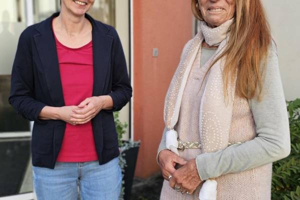 Christl Spahr (rechts) engagiert sich mit 81 Jahren seit nun 8 Jahren ehrenamtlich in der Tagespflege. Mit im Bild: Claudia Uhler, Einrichtungsleiterin des ASB Hauses am See. Christl Spahr (rechts) engagiert sich mit 81 Jahren seit nun 8 Jahren ehrenamtlich in der Tagespflege. Mit im Bild: Claudia Uhler, Einrichtungsleiterin des ASB Hauses am See.