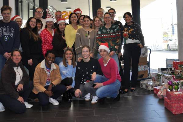 Die Mitarbeiter:innen des ASB-Dienstleistungszentrums freuen sich über die zahlreichen Pakete für Menschen in Not. Die Mitarbeiter:innen des ASB-Dienstleistungszentrums freuen sich über die zahlreichen Pakete für Menschen in Not.