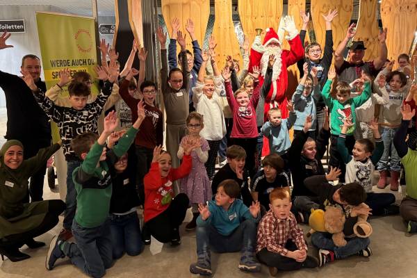 Herzenswünsche erfüllte der Weihnachtsmann den Kindern, welche die KiJuB des ASB betreut. Herzenswünsche erfüllte der Weihnachtsmann den Kindern, welche die KiJuB des ASB betreut.