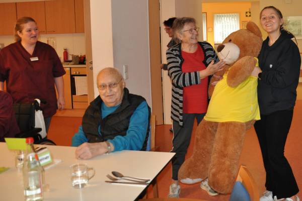 Besuchen die Tagespflege in Giengen a.d. Brenz: Lucia Dietrich mit dem ASBär Besuchen die Tagespflege in Giengen a.d. Brenz: Lucia Dietrich mit dem ASBär